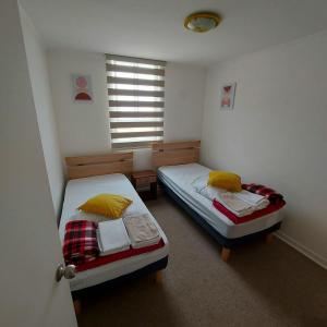 um quarto com duas camas e uma janela em Acogedor departamento en Caldera, Bahía Inglesa, con Aire Acondicionado em Caldera
