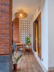 een kamer met een tafel en een bakstenen muur bij Arumasta Ubud in Ubud