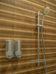 um chuveiro na casa de banho com um relógio na parede em Arumasta Ubud em Ubud