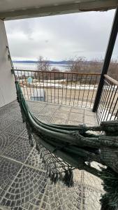 un balcón con hamaca y vistas al océano en Casa Los Ñires Ushuaia en Ushuaia