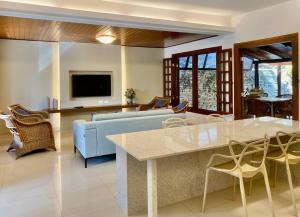 a living room with a blue couch and a table at Casa de Novela in Pirenópolis