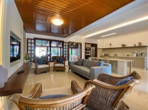 a large living room with a couch and chairs at Casa de Novela in Pirenópolis