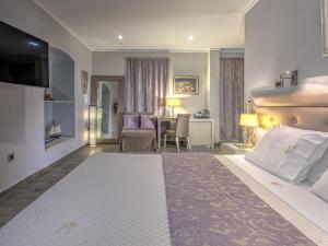 A bed or beds in a room at Fiscardonna Luxury Suites