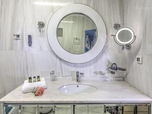 A bathroom at Fiscardonna Luxury Suites