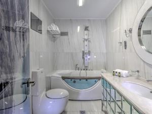 A bathroom at Fiscardonna Luxury Suites