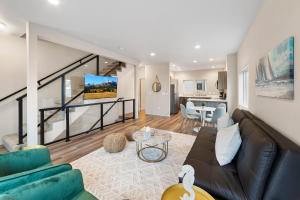 Posezení v ubytování Brand New Fully Updated Condo 906 in Anacortes + 22 fotografií
