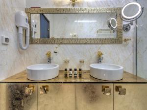 A bathroom at Fiscardonna Luxury Suites