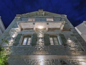 フィスカルドにあるFiscardonna Luxury Suitesの夜間の緑の窓 +37枚の写真