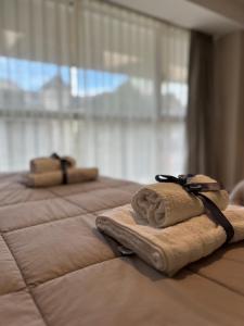 a row of three beds with towels on them at Bariloche: Exclusivo departamento in San Carlos de Bariloche