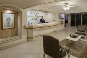 Area lobi atau resepsionis di Hotel & Suites Quinta Magna
