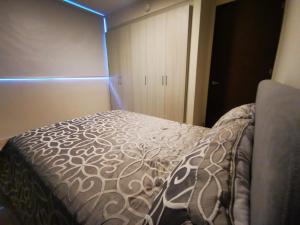 um quarto com uma cama e um closet em Beautiful Apartment 2 BR na Cidade do Panamá