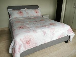 una camera da letto con un letto con fiori rosa di Beautiful Apartment 2 BR a Città di Panama