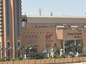 - une vue sur un centre commercial avec des palmiers et des bâtiments dans l'établissement Ramo City Stars Hotel, au Caire