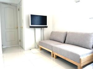 TV a/nebo společenská místnost v ubytování 渋谷まで2駅10分!!一棟まるごと貸し切り!駅徒歩3分ペット歓迎お子様歓迎駐車場無料6人まで
