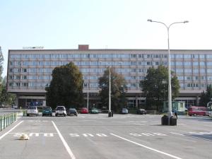 um parque de estacionamento em frente a um grande edifício em Olympik Tristar em Praga