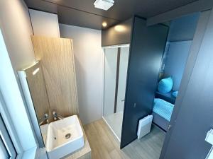 Koupelna v ubytování Seeblick holiday village premium tiny house with sauna and hot tub + 30 fotografií