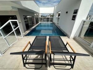 una piscina en la azotea de un edificio en Deluxe Independência 915 Central Piscina/Academia en Juiz de Fora