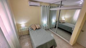 Ένα ή περισσότερα κρεβάτια σε δωμάτιο στο Our Cozy Home, Wi-Fi, AC, Parking, Near Beaches and Attractions in quiet area