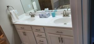 łazienka z 2 umywalkami i dużym lustrem w obiekcie Welcome to our newly built house w mieście Glen Burnie