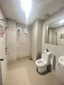 een badkamer met een douche, een toilet en een wastafel bij SUMMER SUITES APARTMENT-The Summer Shopping Mall in Kota Samarahan