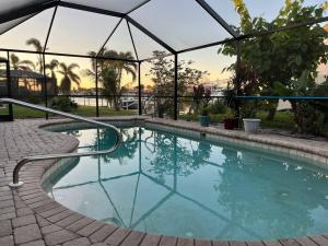 una piscina con un iglú asterisco de cristal en Palaco Paradise, Canal View and Pool, en Cabo Coral