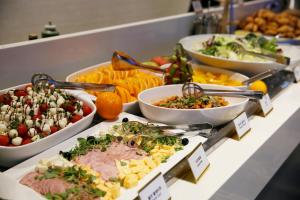 un buffet de diferentes tipos de comida en una mesa en J One Hotel Cheongju en Cheongju