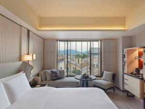 Dusit Thani Kyoto客房内的一张或多张床位