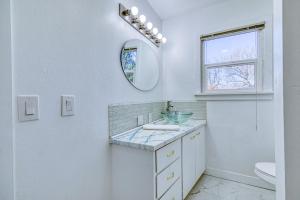 Baño blanco con lavabo y espejo en New Downtown Boise on Bsu Campus 3 Beds Sleeps 6 en Boise