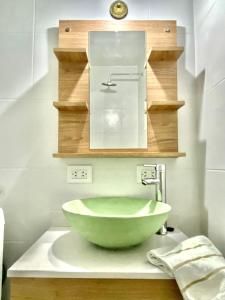 łazienka z umywalką z zieloną miską na blacie w obiekcie Cómodo Monoambiente en el Centro de la Ciudad w mieście Concordia