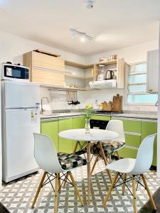 uma cozinha com uma mesa branca e cadeiras em Cómodo Monoambiente en el Centro de la Ciudad em Concordia