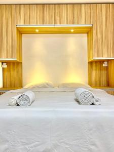 uma grande cama branca com duas almofadas em Cómodo Monoambiente en el Centro de la Ciudad em Concordia