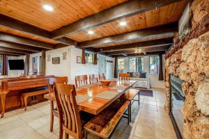 comedor con mesa de madera y piano en Mountain & Ski Slope View Cabin 3bd/3bth Sleeps 10, en Big Bear Lake