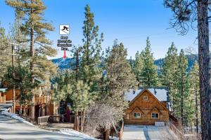 Una cabaña de troncos en el bosque en la nieve en Mountain & Ski Slope View Cabin 3bd/3bth Sleeps 10, en Big Bear Lake