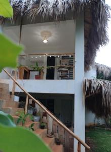 拉斯加勒拉斯的住宿－Quédate Aquí，享有带客房的房屋内的楼梯景致