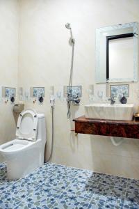 a bathroom with a toilet and a sink at MINH LÂM HOTEL in Pleiku