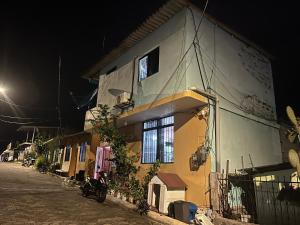 a building on a street at night at Casa Hogar Martita in Puerto Baquerizo Moreno