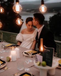 Una novia y un novio besándose en una mesa en Alto Franklin, en Franklin