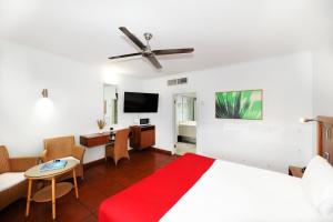 Ramada By Wyndham Cairns City Centre的电视和/或娱乐中心