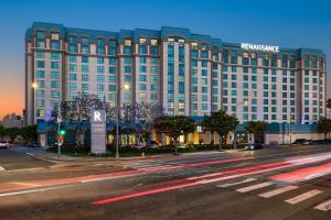 un grand bâtiment situé dans une rue de la ville la nuit dans l'établissement Renaissance Los Angeles Airport Hotel, à Los Angeles