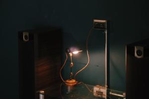 una lámpara en una mesa en una habitación oscura en Funzpace, en Hengchun