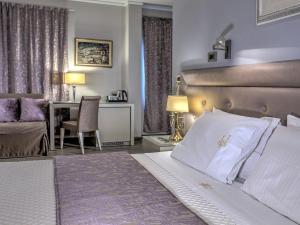 A bed or beds in a room at Fiscardonna Luxury Suites