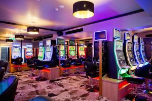 Carriers Arms Hotel Motel في ماريبورو: غرفة بها مجموعة من آلات ألعاب الفيديو