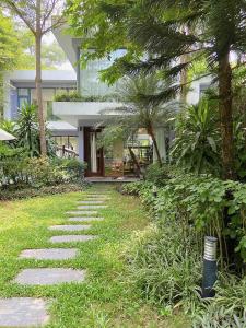 Vonkajšia záhrada v ubytovaní Suha Villa- Flamingo Dai Lai Resort