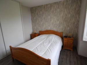 ein kleines Schlafzimmer mit einem Bett und zwei Nachttischen in der Unterkunft Appartement Bagnères-de-Luchon, 2 pièces, 6 personnes - FR-1-313-226 in Luchon