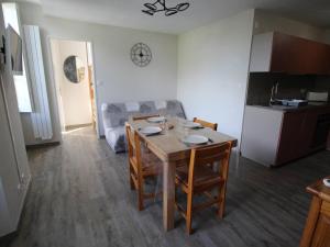 eine Küche und ein Esszimmer mit einem Tisch und Stühlen in der Unterkunft Appartement Bagnères-de-Luchon, 2 pièces, 6 personnes - FR-1-313-226 in Luchon