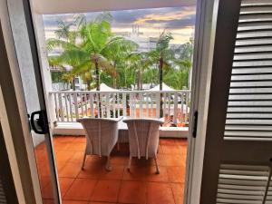 Ramada By Wyndham Cairns City Centre的阳台或露台