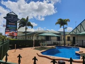 a large swimming pool in front of a hotel at Carriers Arms Hotel Motel in Maryborough