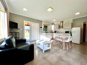 un salon avec un canapé et une table dans l'établissement Complejo Turistico Paralelo 42, à Lago Puelo