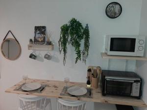 Kuchyň nebo kuchyňský kout v ubytování Studio cosy à Bas-du-Fort