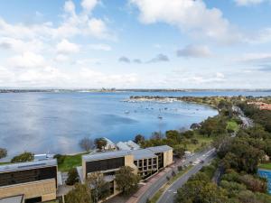 - une vue sur une grande étendue d'eau avec des bateaux dans l'établissement Wonil Hotel Perth - Handwritten Collection, à Perth